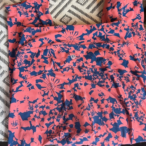 Lululemon Pink Blue Floral Printed All You Do Cropped Capri Leggings size 4 - Picture 3 of 3